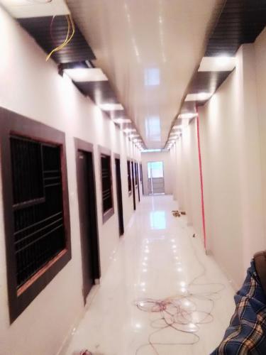 un corridoio di un edificio con pareti e luci bianche di Shri raghunandan dham a Sītāpur Mūāfi