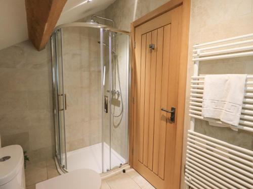 ein Bad mit einer Dusche, einem WC und einem Waschbecken in der Unterkunft Yew Cottage in Backbarrow
