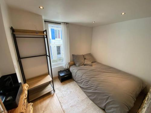une chambre avec un lit et une fenêtre dans l'établissement Studio cœur de ville historique, à Saint-Brieuc