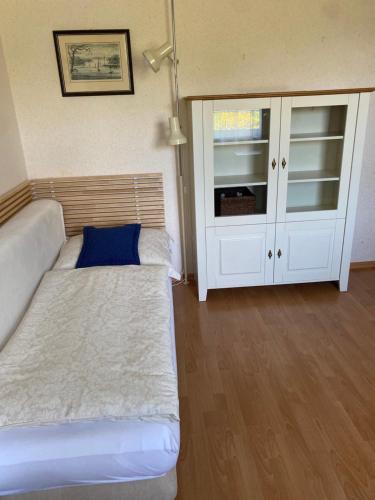 1 dormitorio pequeño con 1 cama y armario en Útulná izba v dome pod lesom, en Bojnice