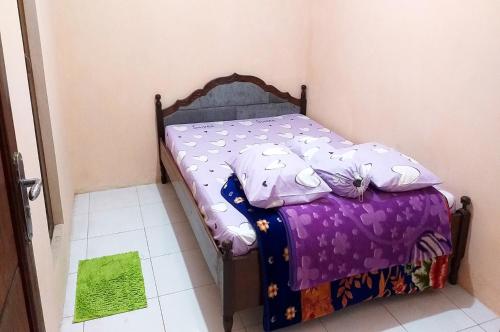 A bed or beds in a room at Ganendra Syari'ah Guesthouse