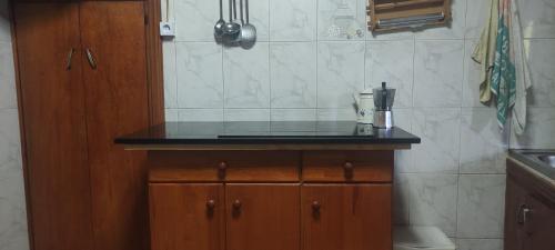 um balcão numa cozinha com um balcão em EL HORREO em Pesaguero-La Parte
