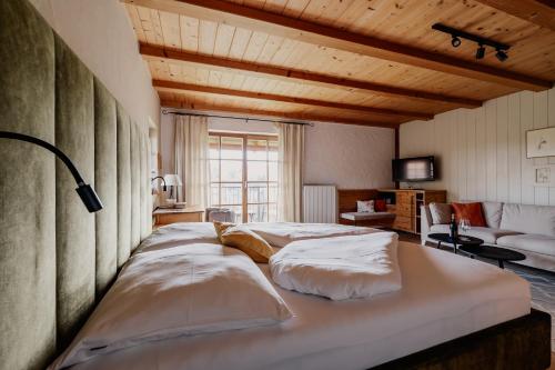 Una cama o camas en una habitación de Weinhof Narat-Zitz