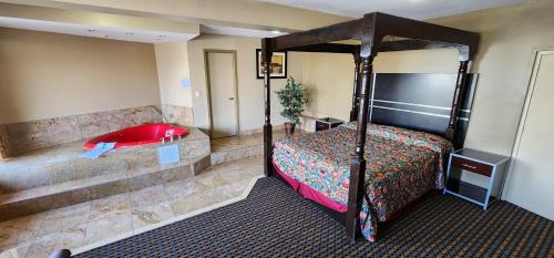 um quarto de hotel com uma cama e uma banheira em Town House Inn and Suites em Elmwood Park