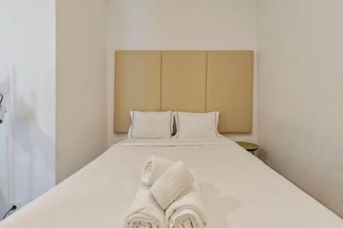 a bedroom with a bed with white towels on it at Setubal Seaside in Setúbal