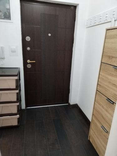 um armário com uma porta de madeira num quarto em Titan 
