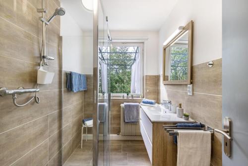 uma casa de banho com um chuveiro e um lavatório. em Apartment Alb Glück 2 em Hechingen