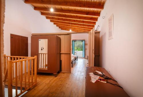 sala de estar con escalera y techo de madera en Traditional Anna's Stone House with Private Pool, en Margarítai