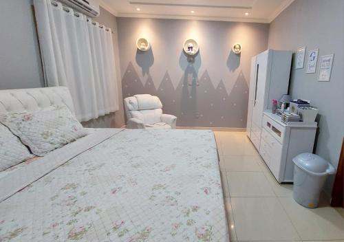 1 dormitorio con 1 cama y 1 silla en Casa Mobiliada para o período do Festival Folclórico de Parintins 2024, en Parintins