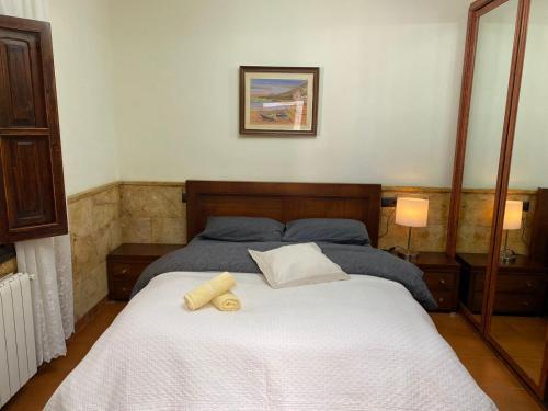 Un dormitorio con una cama con dos ositos de peluche. en Villa Española en Elche