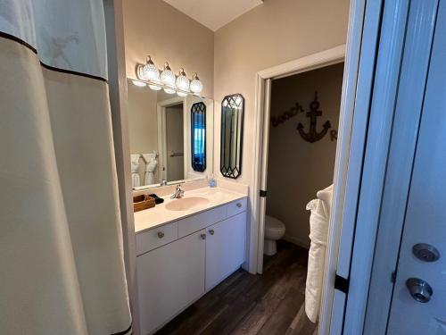 Et badeværelse på Lovers Key Resort Suite 1 - Watch Dolphins Play