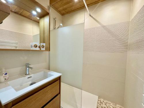 une salle de bain avec un lavabo et une douche dans l'établissement Appartement calme près des pistes, rénové, 2 chambres, parking non privatif - FR-1-505-86, à Notre-Dame-de-Bellecombe