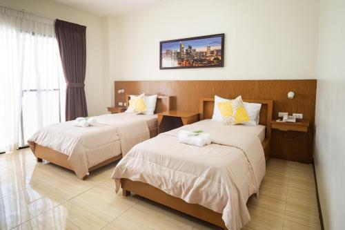 um quarto de hotel com duas camas e uma televisão em LB Pietz Pension House em Cordova