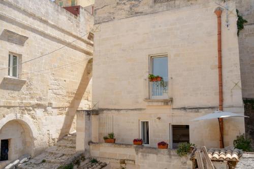 a building with a window and an umbrella at Endea Suite Rooms & Lounge SPA in Matera