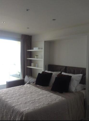 une chambre avec un grand lit et une fenêtre dans l'établissement FANTASTIC OCEAN VIEW, à Biarritz