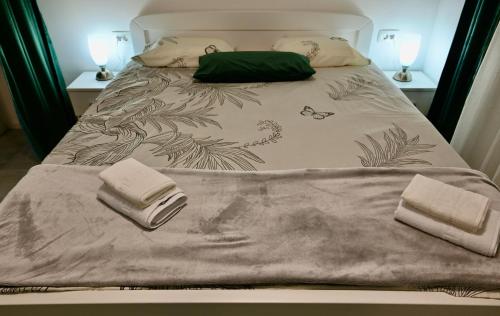 un letto con due asciugamani sopra di Studio Apartman UNA -self check in,free parking a Karlovac