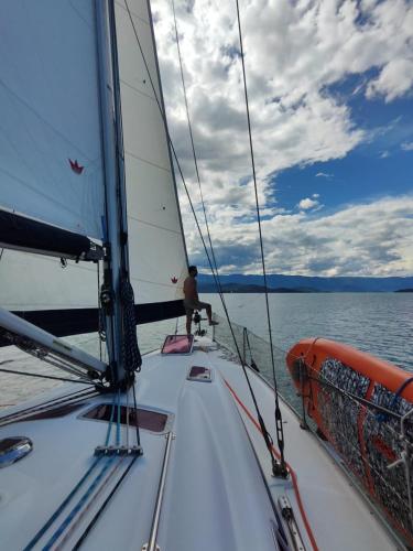 Ein Mann auf einem Segelboot im Wasser in der Unterkunft Naboa 2 in Playón Chico