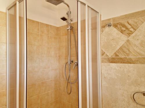 La salle de bains est pourvue d'une douche avec un pommeau de douche. dans l'établissement Casa Marta, à Orosei