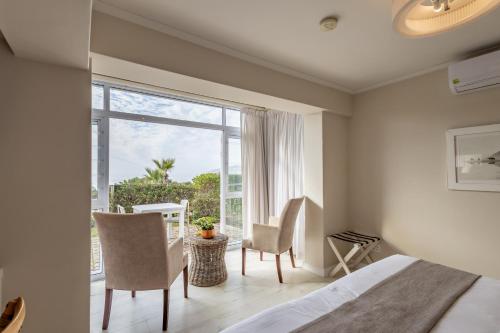 Una cama o camas en una habitación de The Robberg Beach Lodge - Lion Roars Hotels & Lodges