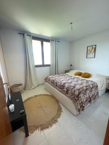 une chambre avec un grand lit et une fenêtre dans l'établissement Charme provençal près de Nice, à Blausasc