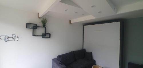 un salon avec une chaise et un miroir dans l'établissement Le cube II, à Vitry-sur-Seine