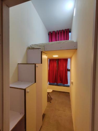 杜拜的住宿－Oval Tower Loft Accommodation，一间客房内配有双层床的房间
