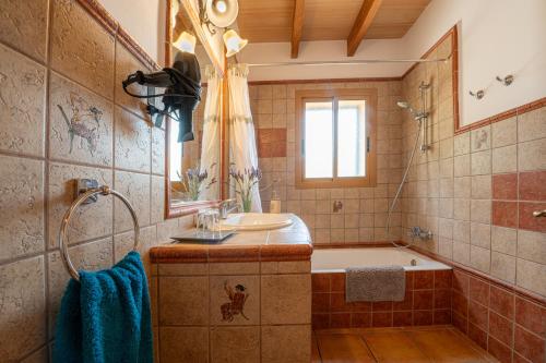een badkamer met een bad en een wastafel bij Finca Girasols in Campos