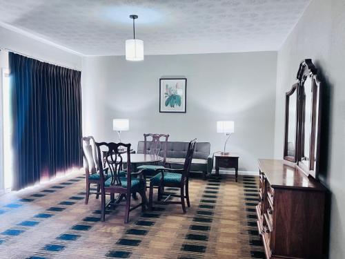 - une salle à manger avec une table et des chaises dans l'établissement Budgetel Inn & Suites, à Dillard