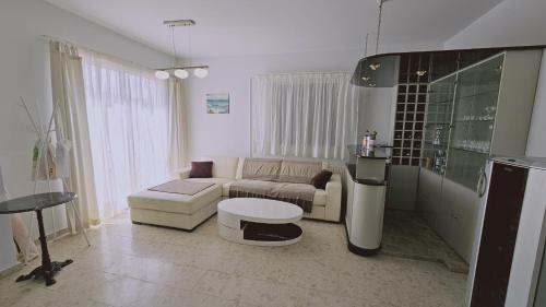 een woonkamer met een bank en een tafel bij STAY Cactus House in Voroklini