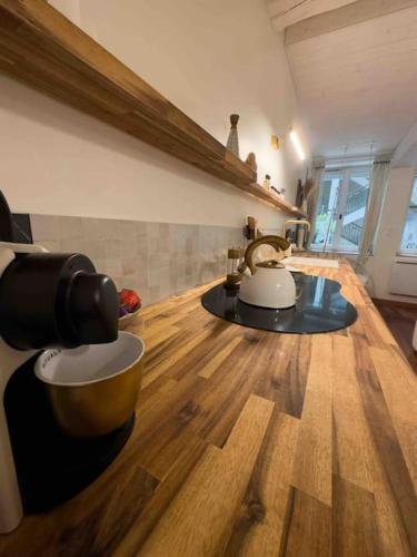 - une cuisine avec du parquet et un mixeur dans l'établissement LES SEYCHELLES, T2, Hyper Centre, Cours intérieure, à Mâcon