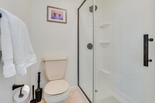 a bathroom with a toilet and a shower at Dog-Friendly Fishkill Tiny House in Wine Country in Fishkill