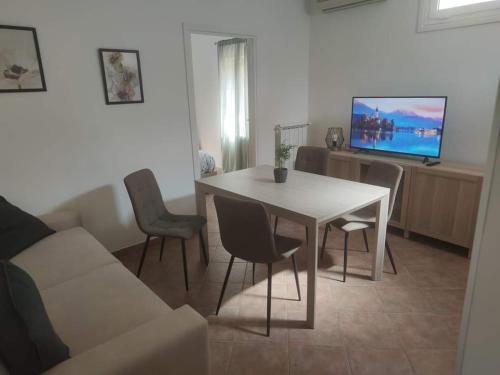 a living room with a white table and chairs at La Passeggiata in Santa Marinella