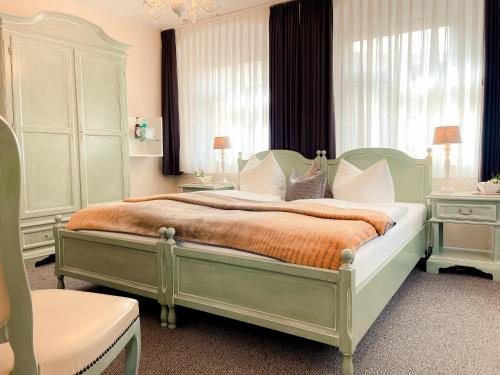 Postel nebo postele na pokoji v ubytování Altstadt-Hotel