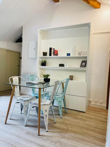 une salle à manger avec une table et des chaises en verre dans l'établissement Al_titude1138, aux Contamines-Montjoie