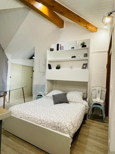 une chambre avec un lit et deux chaises dans l'établissement Al_titude1138, aux Contamines-Montjoie