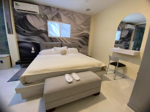 a bedroom with a large bed and a mirror at Hermosa suite 2 cerca de todo in Guayaquil