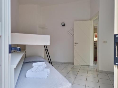 una camera con letto a castello e asciugamani di Dommos - Pintada Apartments a Cala Liberotto