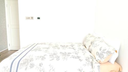 sypialnia z łóżkiem i poduszkami w obiekcie Ms. Zhang's Flat 303 w Abu Zabi
