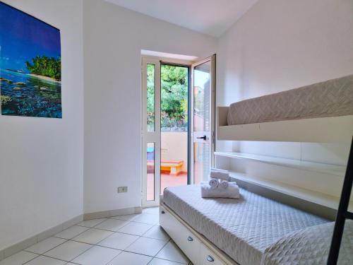 una camera con letto a castello e balcone di Dommos - Pintada Apartments a Cala Liberotto