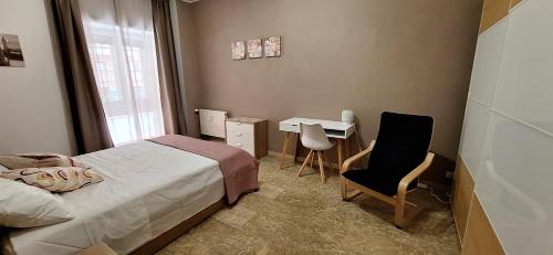 Schlafzimmer mit einem Bett, einem Schreibtisch und einem Stuhl in der Unterkunft La casa di Viola in Rom