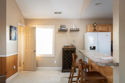 Una cocina o cocineta en OBX Landing - Ocean Views, Walk to the Beach, KDH MP 7.5