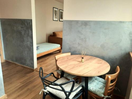 BystraにあるAlfa 3のテーブル、椅子、ベッドが備わる客室です。