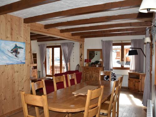 une salle à manger avec une table et des chaises en bois dans l'établissement Luxueux chalet ensoleillé, ski aux pieds, près des pistes et du centre. - FR-1-464-169, à Pralognan-la-Vanoise