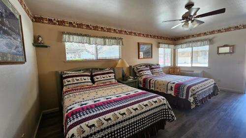 a bedroom with two beds and a ceiling fan at Sequoia Lodge in Kernville