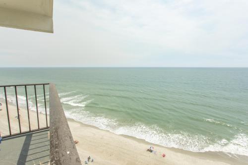 - Balcón de playa con vistas al océano en ROYAL GARDEN RESORT 1012 condo, en Myrtle Beach