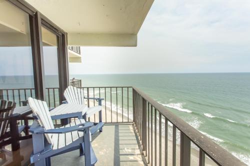 2 sillas y una mesa en un balcón con vistas al océano en ROYAL GARDEN RESORT 1012 condo, en Myrtle Beach