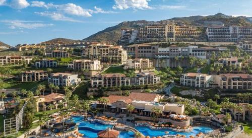 een luchtzicht op een resort met gebouwen bij Sunset Beach golf & spa Resort Pueblo Bonito in Cabo San Lucas