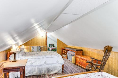 Katil atau katil-katil dalam bilik di Waterfront Wolcott Vacation Rental with Deck and Views