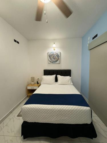 Tempat tidur dalam kamar di Apartaestudios La capital