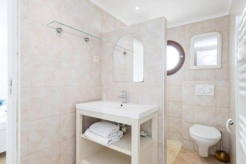 une salle de bain avec un lavabo et des toilettes dans l'établissement Villa de luxe à Eze, à Èze